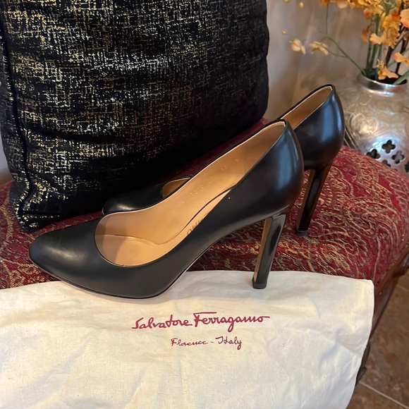 Salvatore Ferragamo Shoes - Salvatore Ferragamo leather pumps
